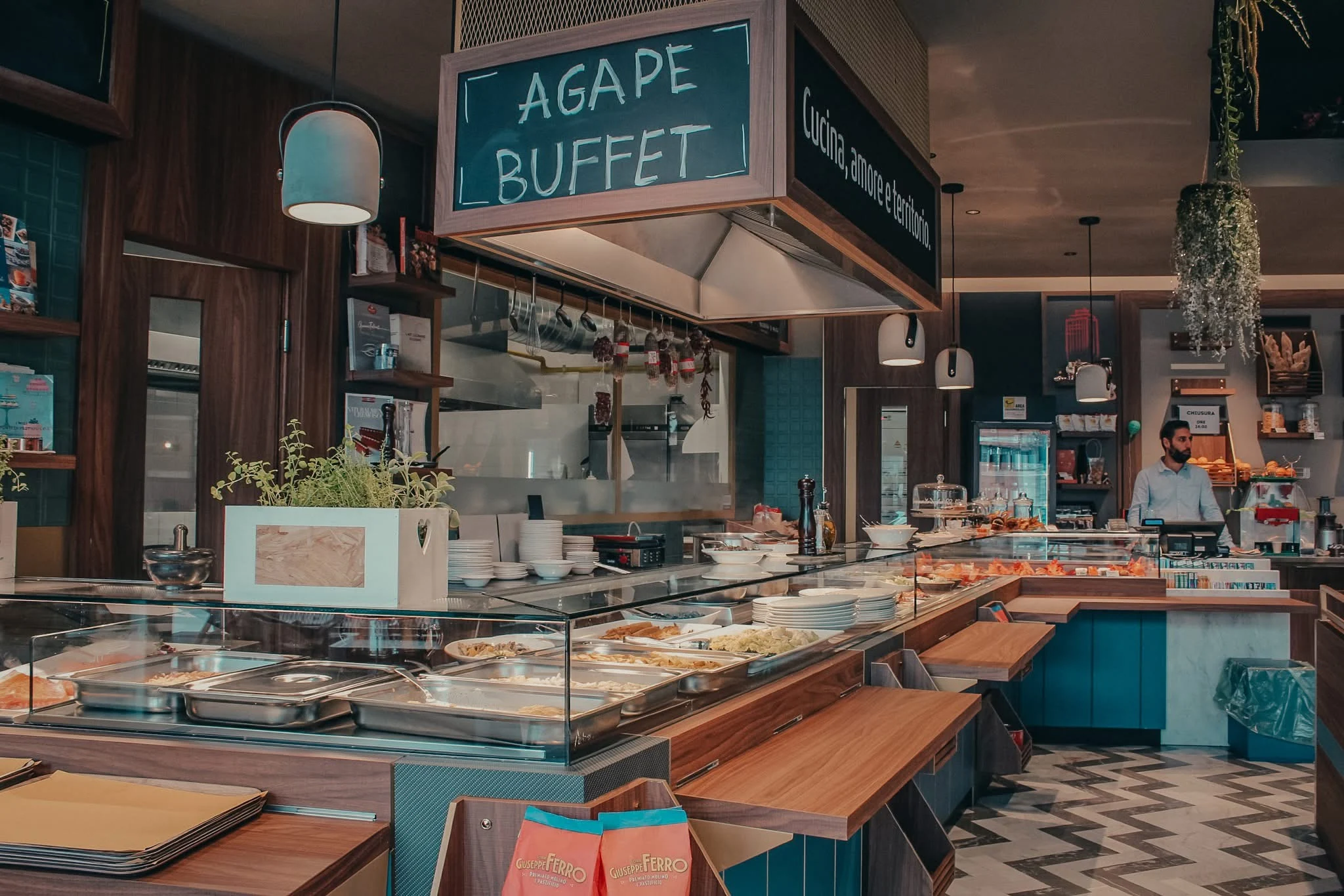 Il banco buffet di Agape Bistrot a Frosinone, con cucina a vista e vetrine gastronomiche